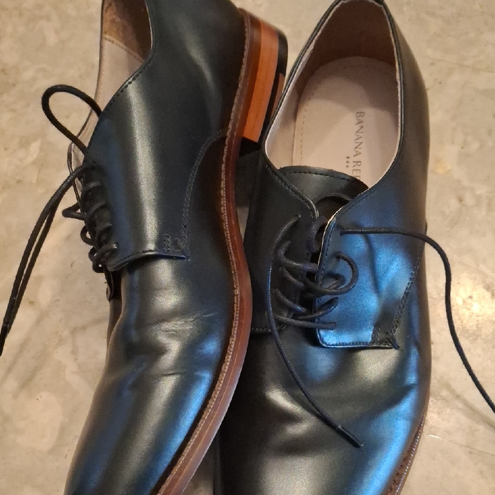 Banana Republic Black and Brown Oxfords Sleek Leather Design